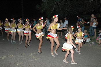 pequenas desfilando en carnaval