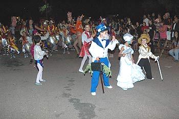 los ninos abren el desfile en atlantida