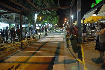 la peatonal por la noche