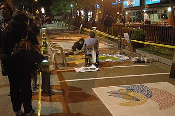 atlantida - arte con tiza en la peatonal - nocturna