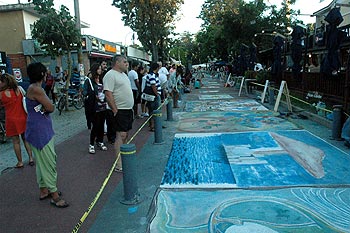 el publico admira las obras en la peatonal de atlantida