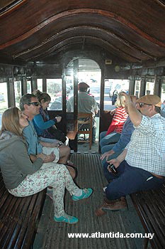 los primeros pasajeros del tranvia