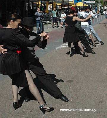 tangos en la peatonal